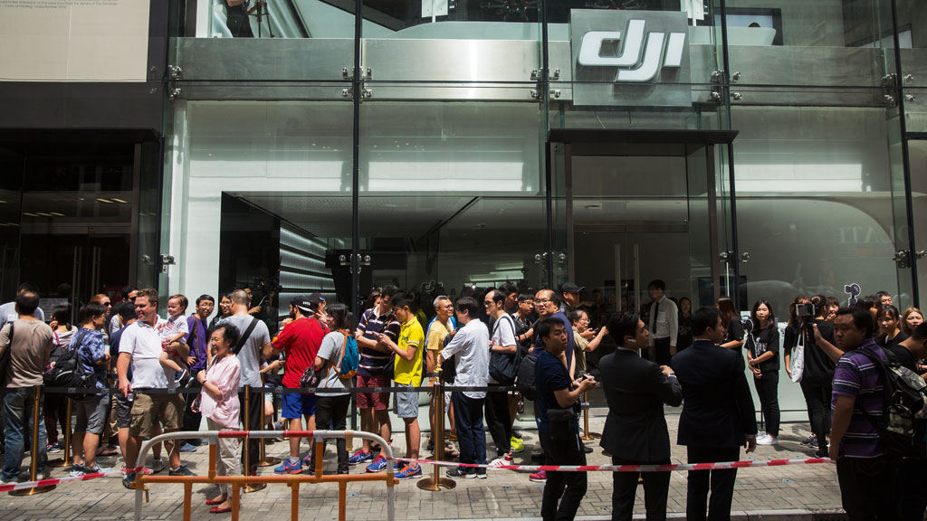 Objeto de desejo: frenesi dos consumidores em frente a uma das cincos lojas próprias que DJI tem na Ásia. A empresa chinesa já teve seus drones comparados aos produtos da Apple (Crédito:AFP Photo / Isaac Lawrence)